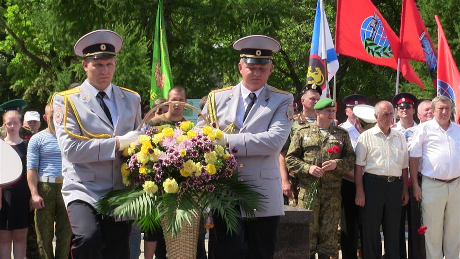 В Саратове военнослужащие и сотрудники Росгвардии приняли участие в митинге, посвященном Дню ветеранов боевых действий 