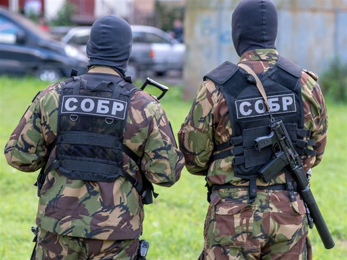 В Красноярске бойцы СОБР Росгвардии задержали злоумышленника, который насильно удерживал женщину с ребёнком