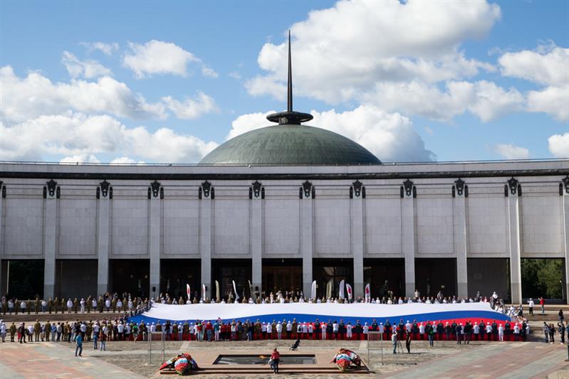 Росгвардия и волонтеры Москвы приняли участие в праздновании Дня государственного флага России на Поклонной горе (фото, видео)