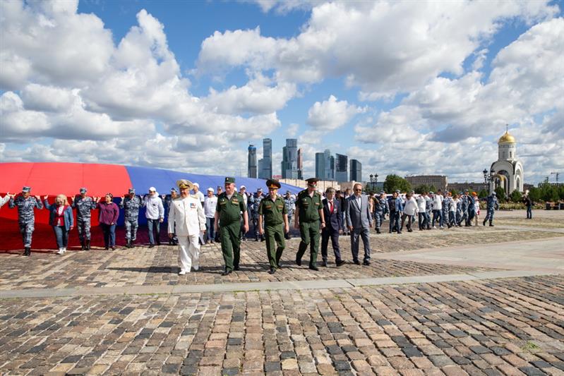 Росгвардия и волонтеры Москвы приняли участие в праздновании Дня государственного флага России на Поклонной горе (фото, видео)