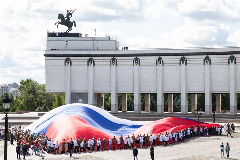 Росгвардия и волонтеры Москвы приняли участие в праздновании Дня государственного флага России на Поклонной горе (фото, видео)