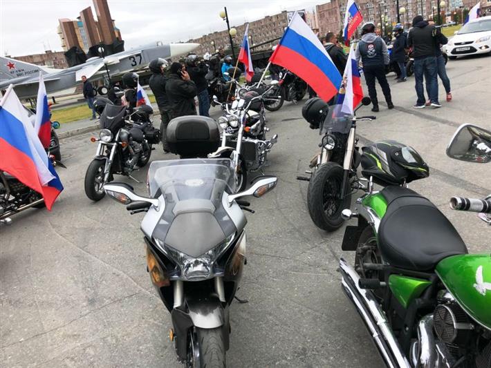 На Ямале сотрудники Росгвардии приняли участие в автомотопробеге, посвященному Дню государственного флага России