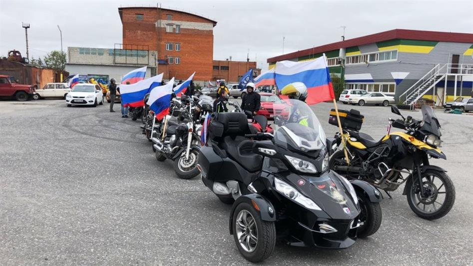 На Ямале сотрудники Росгвардии приняли участие в автомотопробеге, посвященному Дню государственного флага России