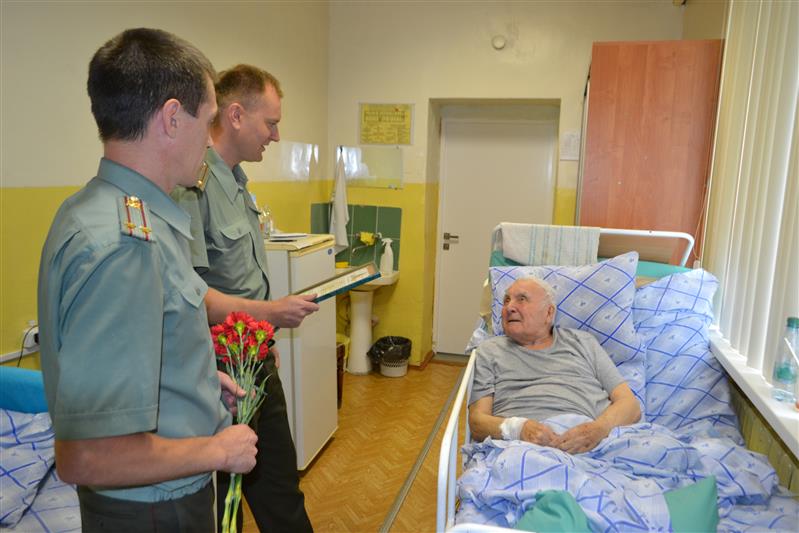 Военнослужащие Росгвардии поздравили с Днем рождения и памятной исторической датой участника Курской битвы