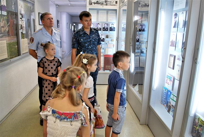 Крымские росгвардейцы пригласили в гости детей своих сослуживцев - будущих первоклассников