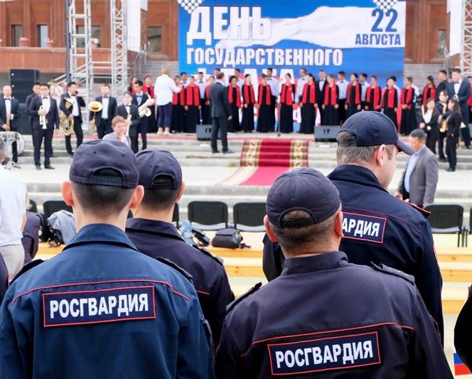 В Восточном округе Росгвардии отметили День государственного флага России