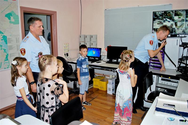 Крымские росгвардейцы пригласили в гости детей своих сослуживцев - будущих первоклассников