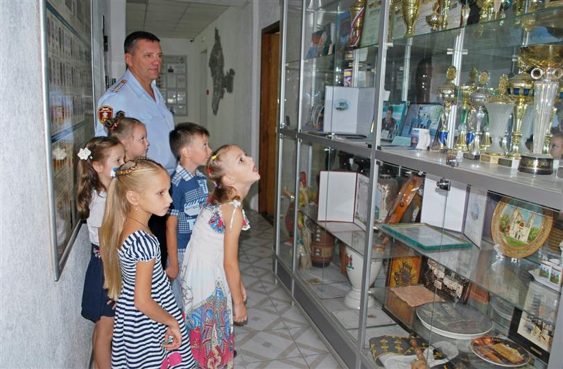 Крымские росгвардейцы пригласили в гости детей своих сослуживцев - будущих первоклассников