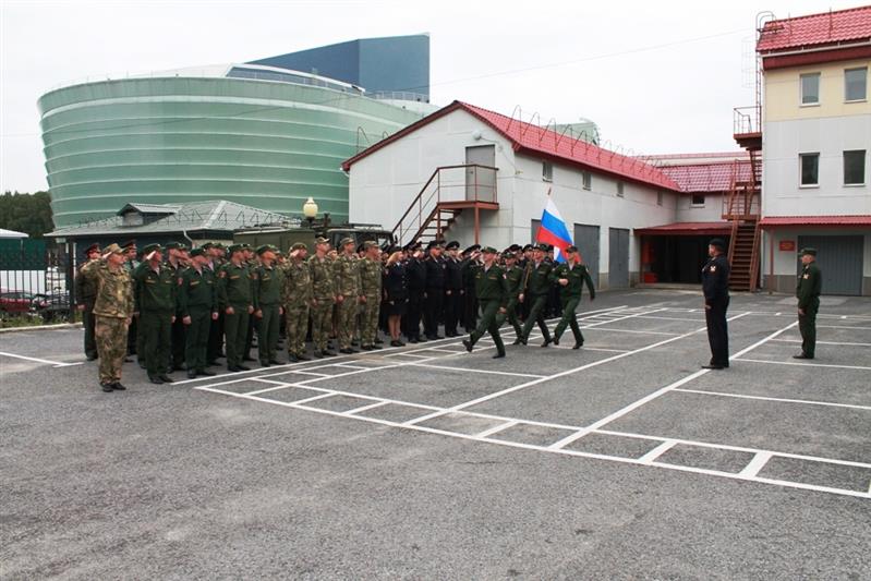 Военнослужащие и сотрудники Уральского округа Росгвардии торжественно отметили День государственного флага Российской Федерации (фото, видео)