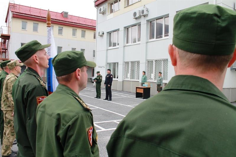 Военнослужащие и сотрудники Уральского округа Росгвардии торжественно отметили День государственного флага Российской Федерации (фото, видео)