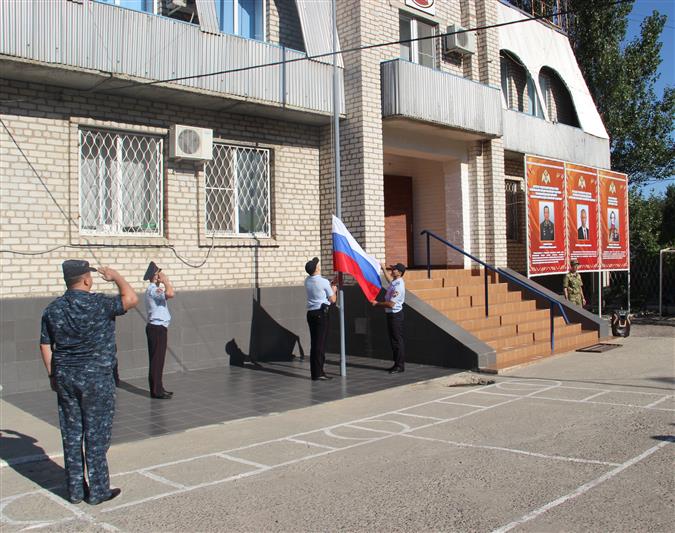 В Астрахани прошёл торжественный инструктаж подразделений Росгвардии, посвящённый Дню государственного флага России