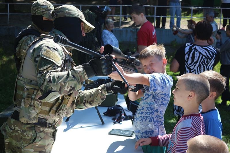 Сотрудники ОМОН провели Всероссийскую акцию «Прокачай лето!» в детско-оздоровительном лагере Олега Кошевого в Хабаровске