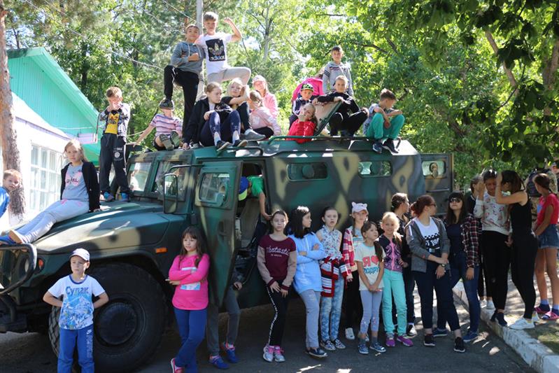 Сотрудники ОМОН провели Всероссийскую акцию «Прокачай лето!» в детско-оздоровительном лагере Олега Кошевого в Хабаровске