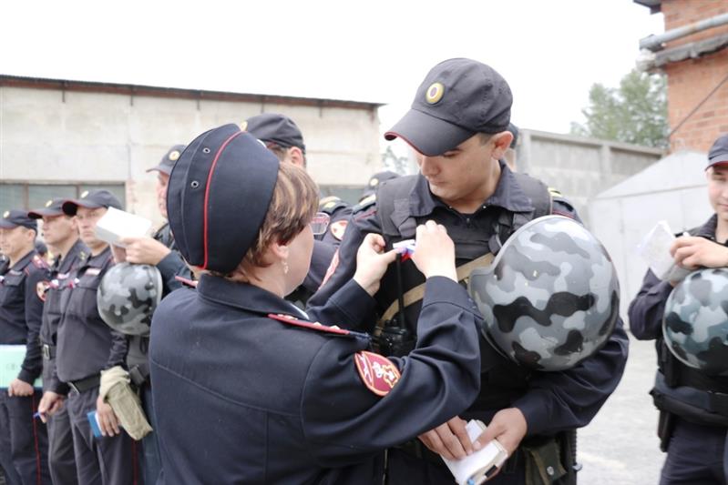 Военнослужащие и сотрудники Уральского округа Росгвардии торжественно отметили День государственного флага Российской Федерации (фото, видео)