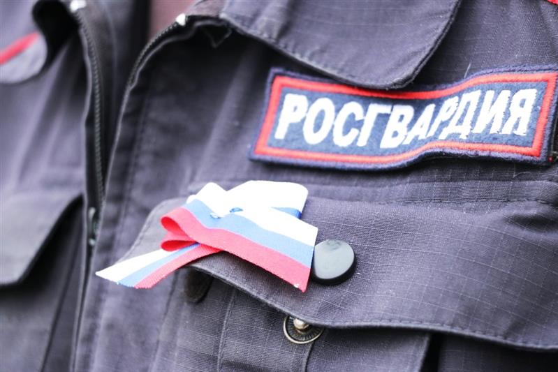 Военнослужащие и сотрудники Уральского округа Росгвардии торжественно отметили День государственного флага Российской Федерации (фото, видео)