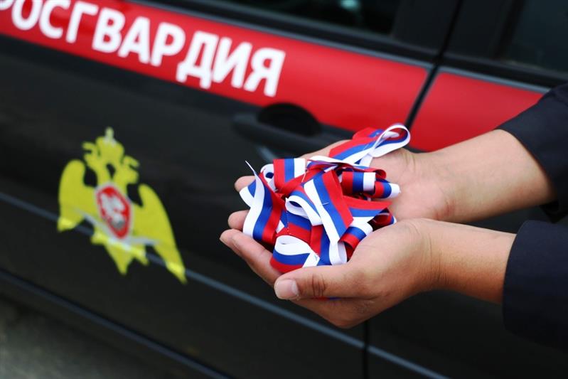 Военнослужащие и сотрудники Уральского округа Росгвардии торжественно отметили День государственного флага Российской Федерации (фото, видео)
