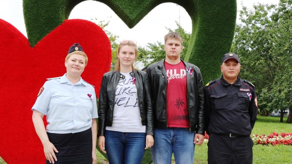 Военнослужащие и сотрудники Уральского округа Росгвардии торжественно отметили День государственного флага Российской Федерации (фото, видео)