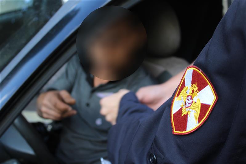 В Саратове военнослужащий Росгвардии задержал нетрезвого водителя, пытавшегося скрыться с места ДТП (видео)