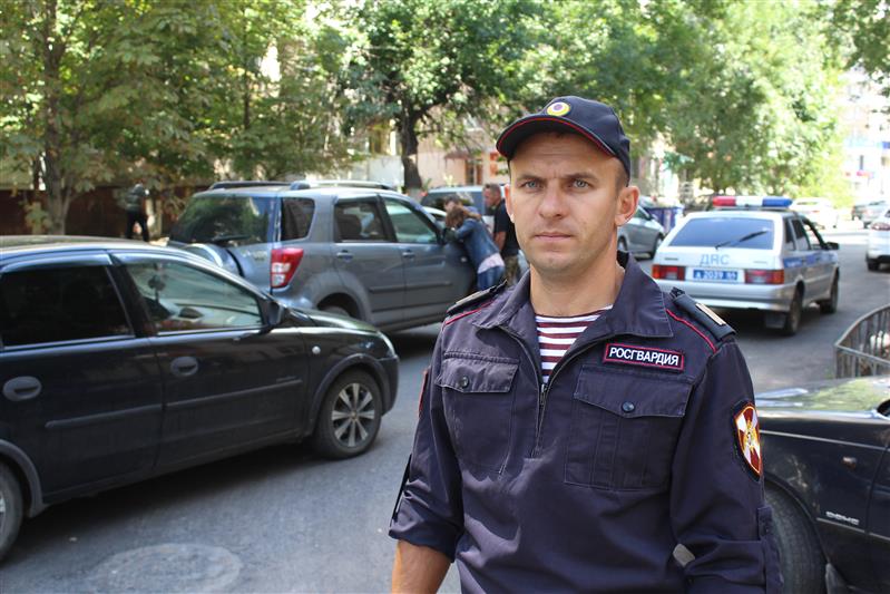 В Саратове военнослужащий Росгвардии задержал нетрезвого водителя, пытавшегося скрыться с места ДТП (видео)