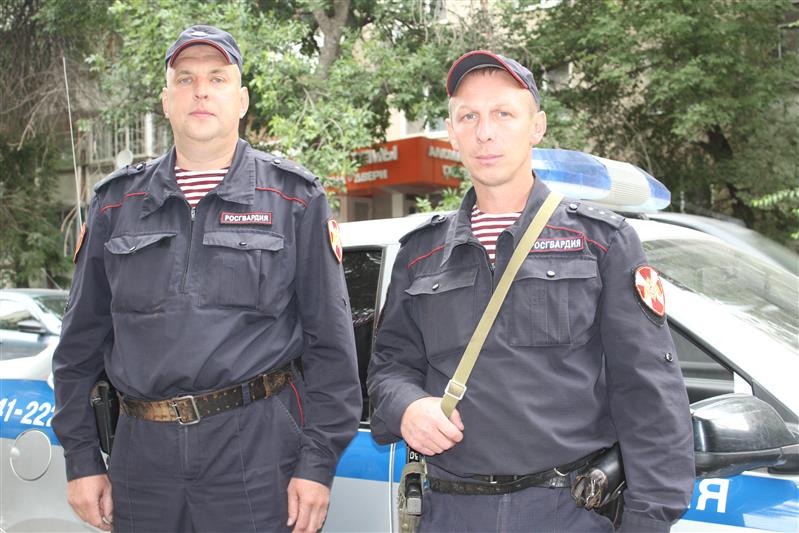 В Саратове сотрудники Росгвардии спасли из горящего дома двух человек и предотвратили возможную трагедию