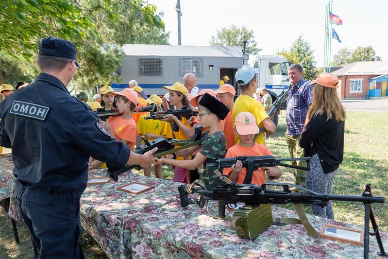 Краснодарские росгвардейцы провели патриотическое мероприятие для подростков, отдыхающих в детском лагере «Золотой колос» (фото, видео)