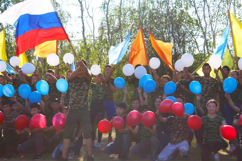 В Якутии росгвардейцы в рамках Всероссийской акции «Прокачай лето!» приняли участие в открытии профильной смены детского лагеря «Орленок»