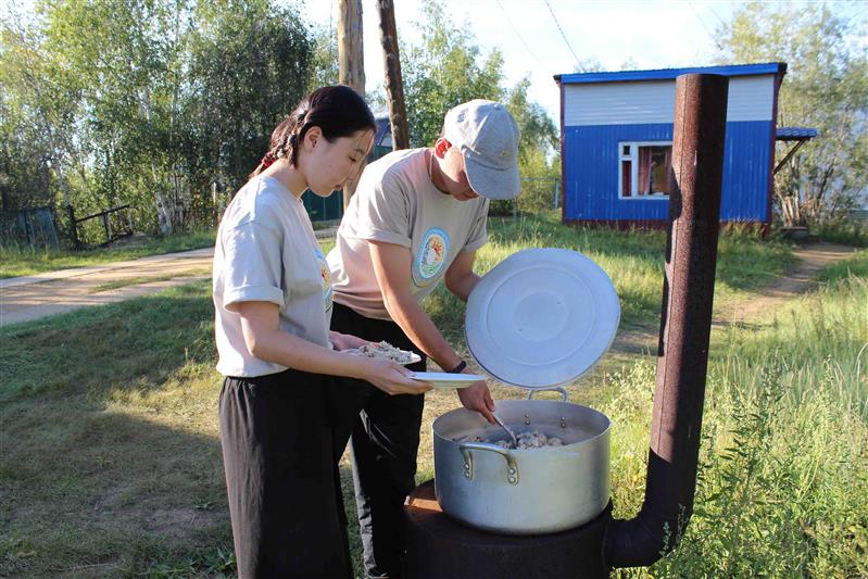 В Якутии росгвардейцы в рамках Всероссийской акции «Прокачай лето!» приняли участие в открытии профильной смены детского лагеря «Орленок»