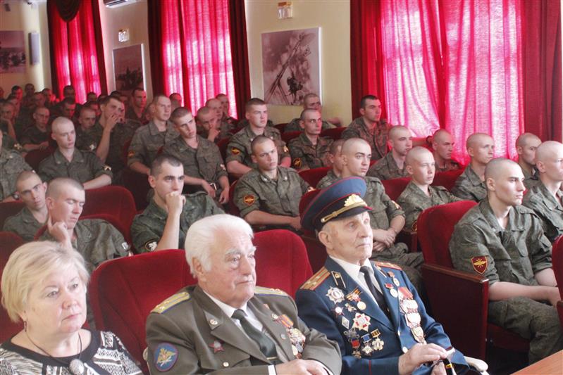 В преддверии 75-летия победы в Курской битве военнослужащие Центрального узла связи встретились с ветераном Великой Отечественной войны (видео)