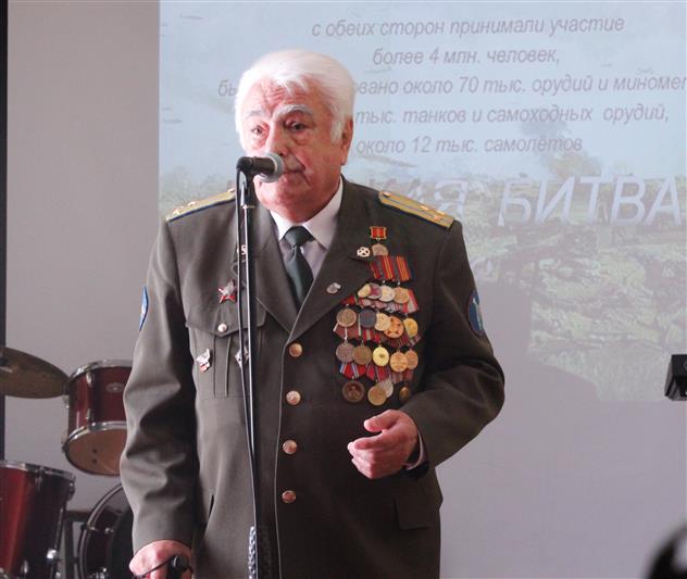В преддверии 75-летия победы в Курской битве военнослужащие Центрального узла связи встретились с ветераном Великой Отечественной войны (видео)