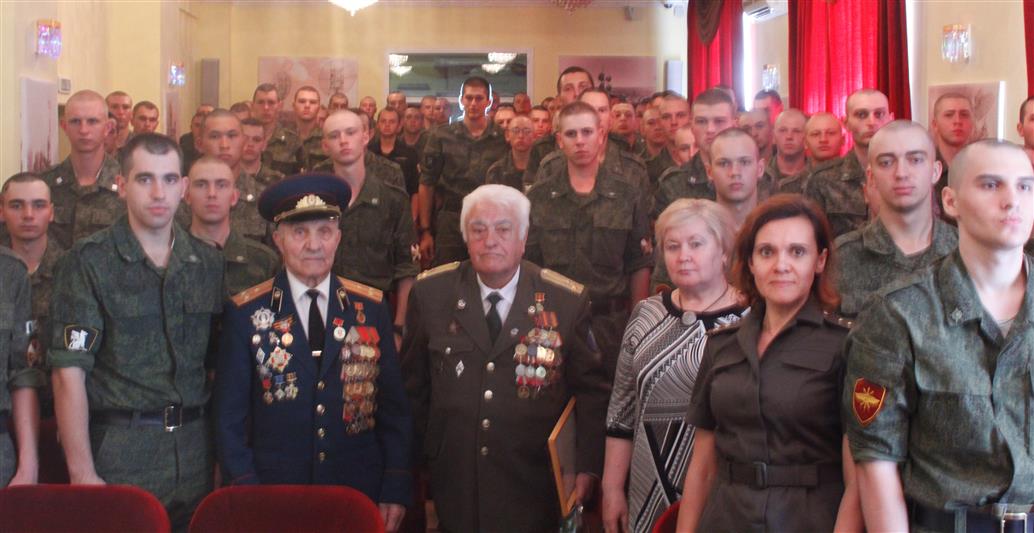 В преддверии 75-летия победы в Курской битве военнослужащие Центрального узла связи встретились с ветераном Великой Отечественной войны (видео)
