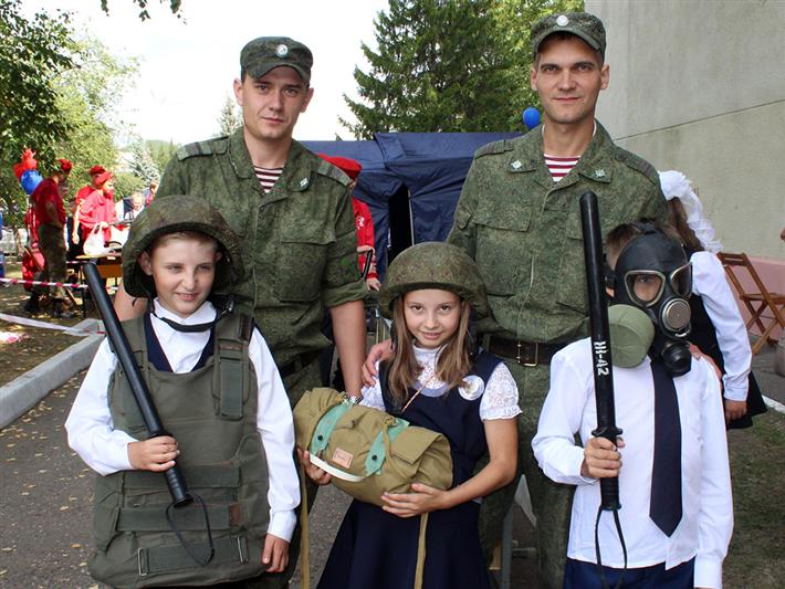 Росгвардейцы Сибирского округа поздравили учеников с Днем знаний и обеспечили безопасность школьных линеек 