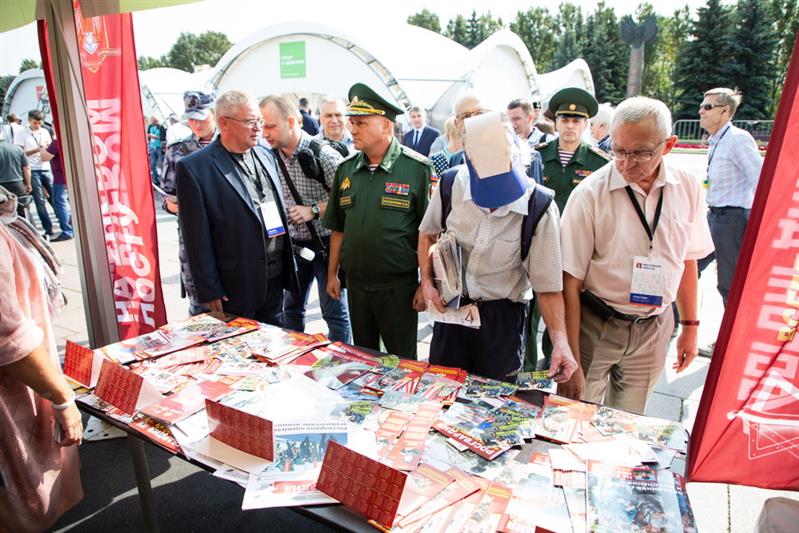 Статс-секретарь – заместитель директора Росгвардии генерал-полковник Сергей Захаркин посетил Московский фестиваль прессы