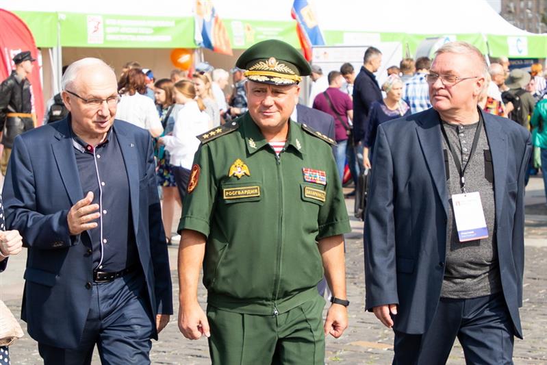 Статс-секретарь – заместитель директора Росгвардии генерал-полковник Сергей Захаркин посетил Московский фестиваль прессы
