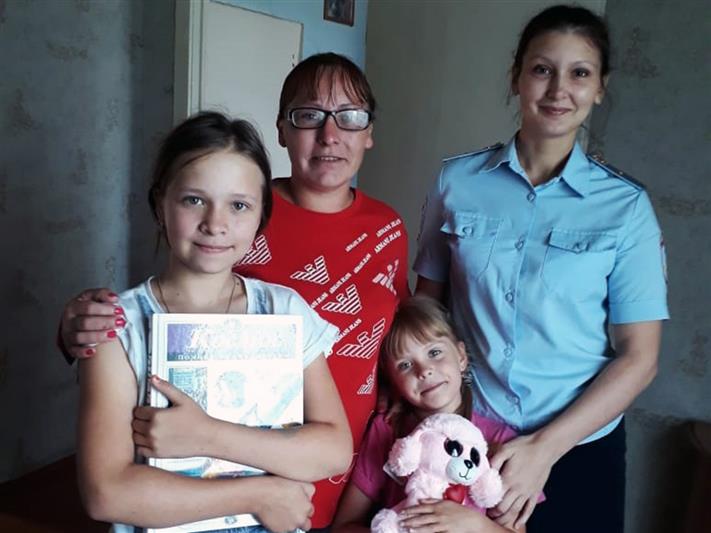 Росгвардейцы Сибирского округа поздравили учеников с Днем знаний и обеспечили безопасность школьных линеек 