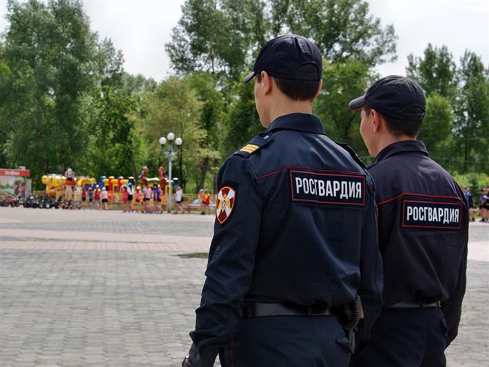 Росгвардейцы Сибирского округа поздравили учеников с Днем знаний и обеспечили безопасность школьных линеек 