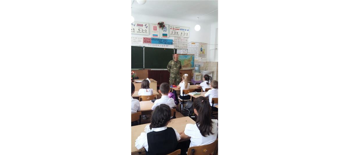 В Черкесске офицеры СОБР провели с учениками занятие по антитеррористической безопасности с учениками начальных классов 
