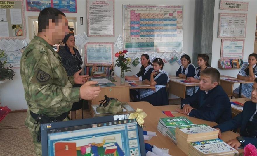 В Черкесске офицеры СОБР провели с учениками занятие по антитеррористической безопасности с учениками начальных классов 