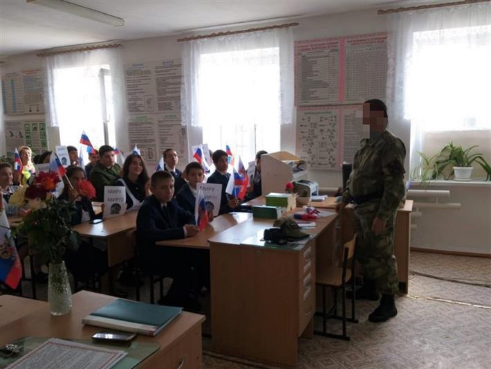 В Черкесске офицеры СОБР провели с учениками занятие по антитеррористической безопасности с учениками начальных классов 