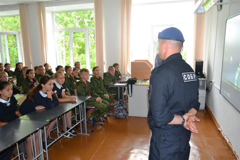  В Биробиджане росгвардейцы провели Урок мужества, посвященный Герою России генерал-полковнику Анатолию Романову