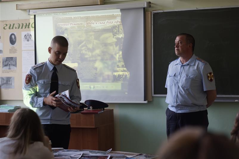Росгвардейцы Центрального округа рассказали студентам о генерал-полковнике Анатолии Романове