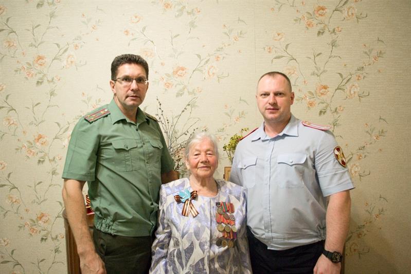 В Еврейской автономной области росгвардейцы поздравили труженицу тыла с Днём окончания Второй мировой войны
