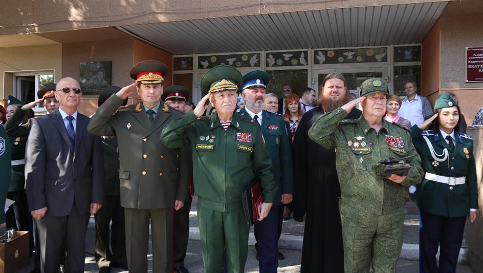 Росгвардейцы Уральского округа поздравили учеников Екатеринбургского кадетского корпуса с началом учебного года