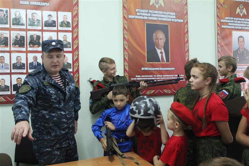 В Ростове-на-Дону сотрудники Росгвардии провели встречу с юнармейцами