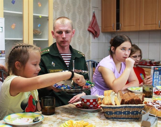 Сотрудники Росгвардии навестили воспитанников ханты-мансийского центра помощи детям, оставшихся без попечения родителей