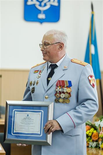 В Южно-Сахалинске начальнику Управления Росгвардии по Сахалинской области вручили свидетельство о занесении на Доску почета