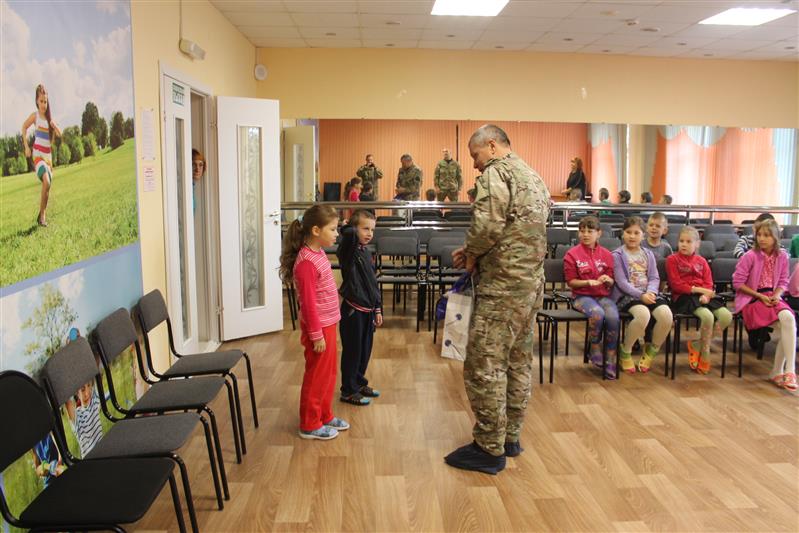В Пскове и Мурманске росгвардейцы навестили воспитанников и педагогов подшефных организаций