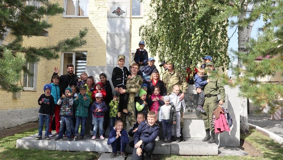 Дети военнослужащих Уральского округа Росгвардии «Прокачали лето» повторением правил дорожного движения