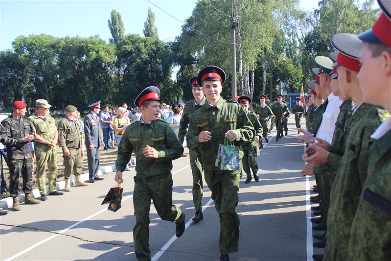 Воронежские росгвардейцы поздравили с Днем знаний воспитанников Михайловского кадетского корпуса