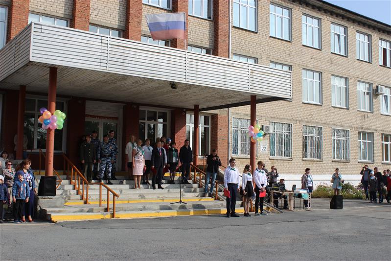 В Челябинске сотрудники Росгвардии поздравили учеников подшефных классов с началом учебного года 