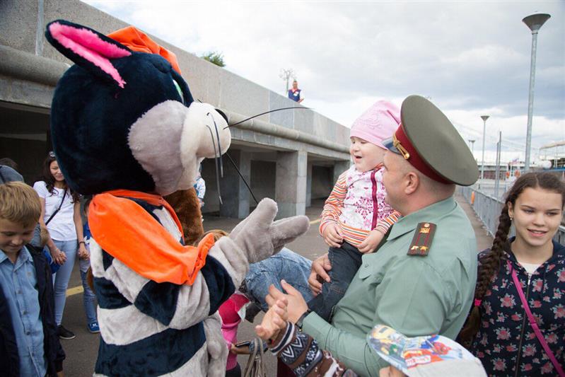 Многодетные семьи военнослужащих и сотрудников Центрального округа Росгвардии приняли участие в акции «Праздник дружбы на теплоходе» (фото)